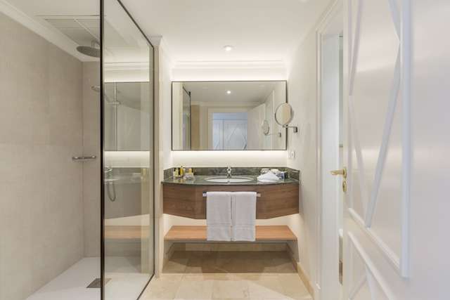 Salle de bain d'une chambre du Denia Marriott La Sella Golf Resort & Spa